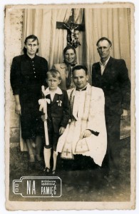 Lata 60. I Komunia święta Jana Adamczyka, od lewej: Stanisława Adamczyk, Helena Bryś, Stanisław Bryś, ks. Stanisław Chabin